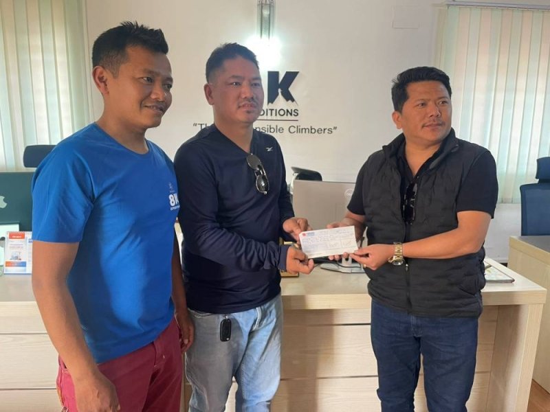 8K Expeditions provide Rs 2 million to Makalu RM for ambulance services