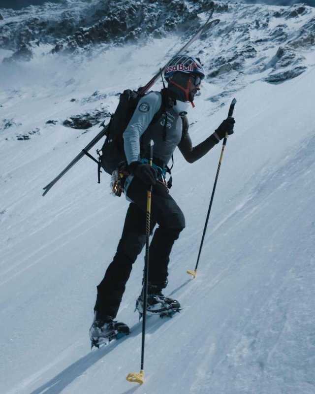Andrzej Bargiel achieves first ski descent of Everest without oxygen