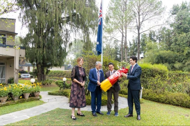Australian Minister hands over rescue equipment