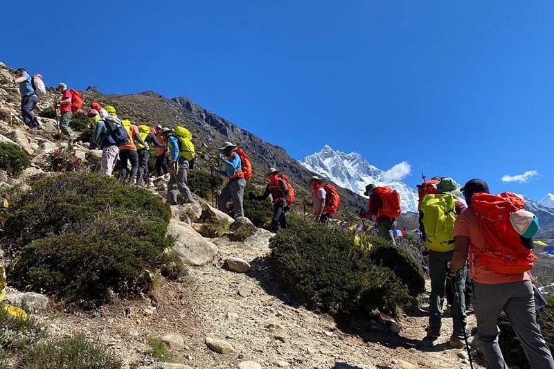 Bahrain prince, record-holder Sherpas scale Mt Lobuche