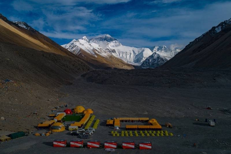 China cancels Everest climbs over fears of virus from Nepal