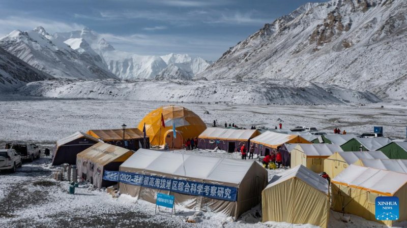 Chinese climbers scale Mt Everest, to install weather station at 8,800m