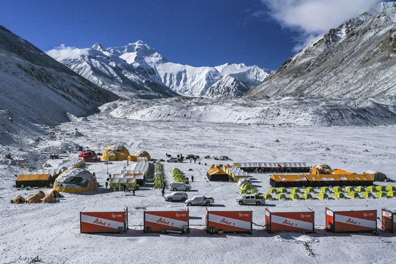 Chinese survey team plans to summit deserted Everest