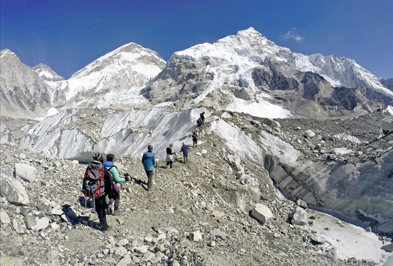 Everest climbers stopped by quake can try again