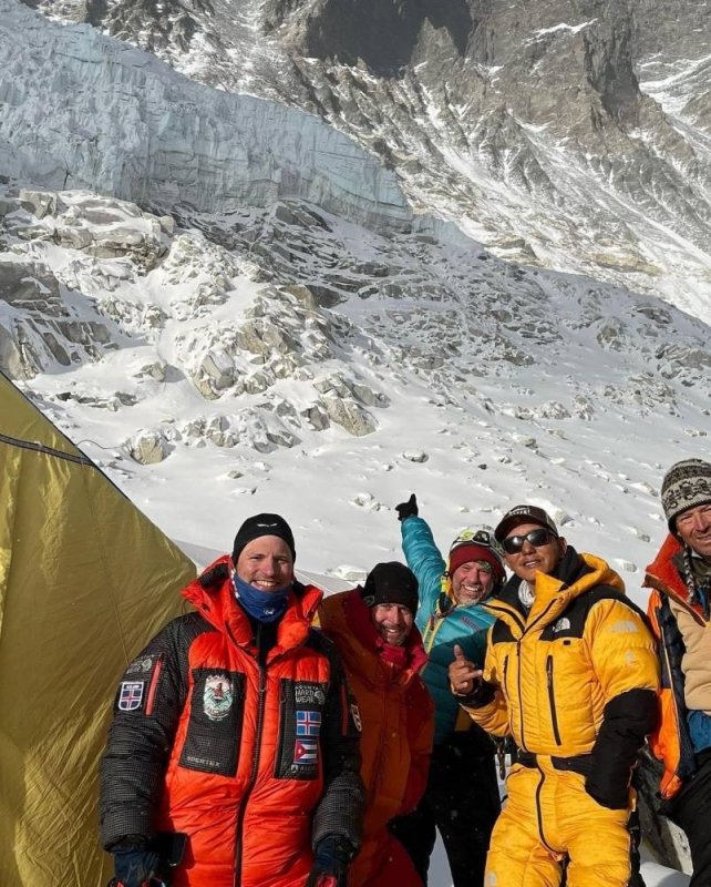 First Cuban among other climbers scales Everest
