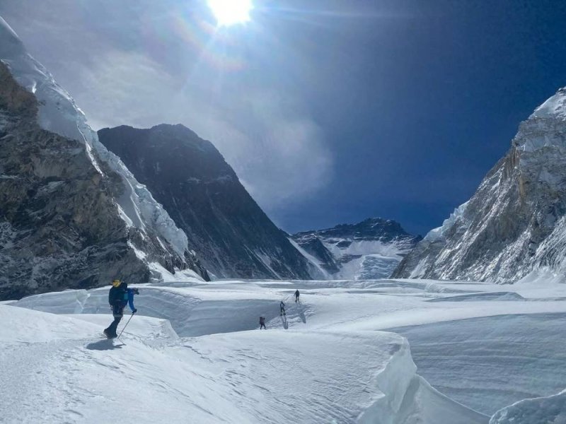 First foreigner dies on Everest as summit push underway