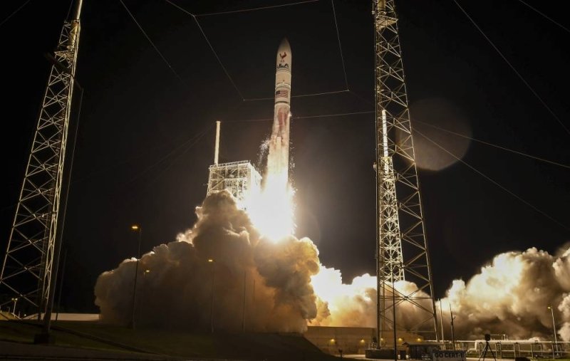 First US lunar lander in more than 50 years launched but develops problem on way to moon