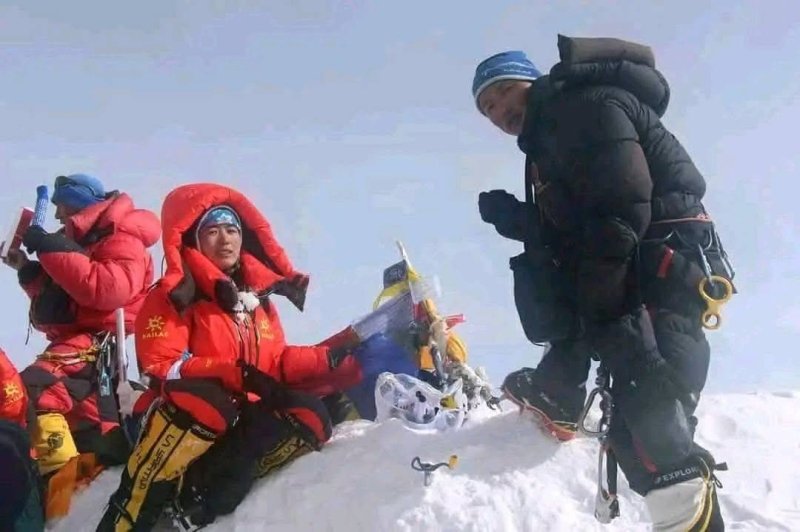 Four Nepali women including Miss Sherpa scale Mt Makalu