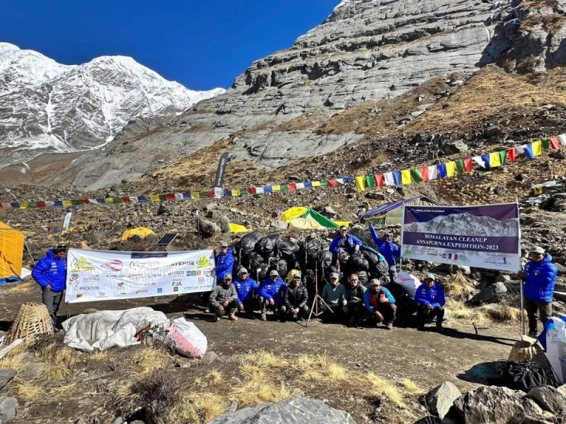 French climber, Sherpas collect garbage from Annapurna