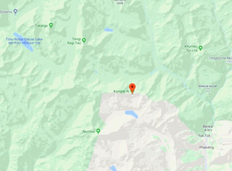 Handful of golfers tee off in Mt Everest tournament in bad weather