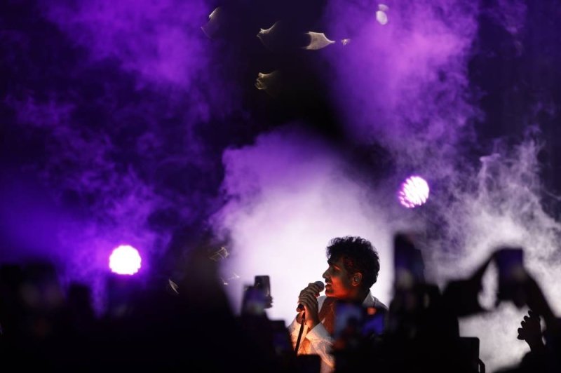 In Pictures: The Silhouettes Tour