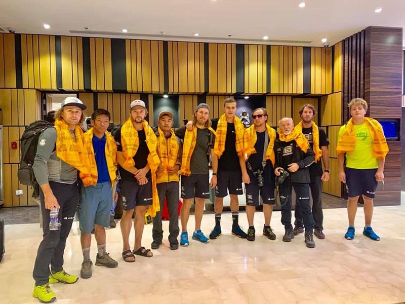 Kilian Jornet among 10 climbers to scale Mt Everest in autumn; Andrzej Bargiel eyes record ski descent