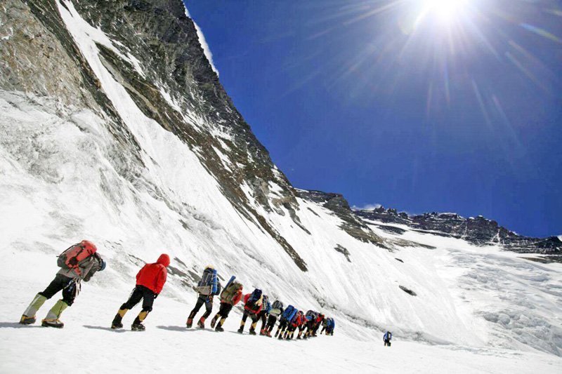 Mountaineers set for final push to Everest peak