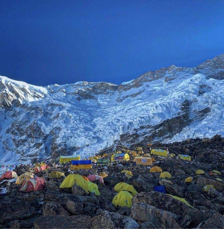 Nepali, foreign climbers scale Kanchenjunga