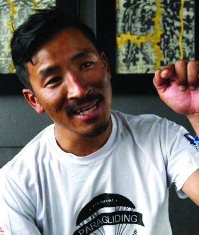 Nepali guide rescues climber from Everest