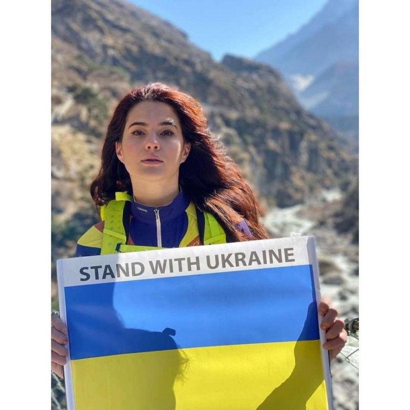 Only Ukraine woman, first Salvadoran scale Everest