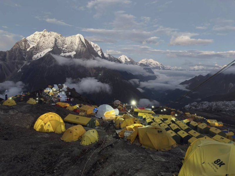 Over 800 foreign climbers granted permits for Nepal's autumn season