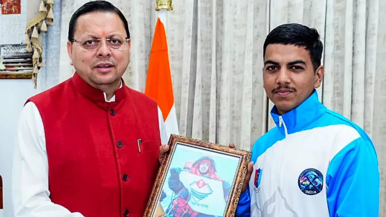 Uttarakhand’s 16-Year-Old Sachin Kumar, Youngest Indian to Conquer Mount Everest, Meets CM Pushkar Singh Dhami