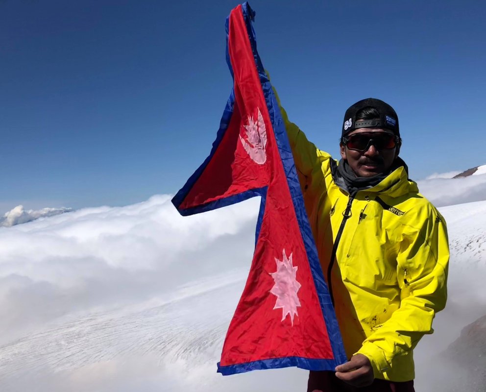 Sherpa climbers scale Europe�s highest peak