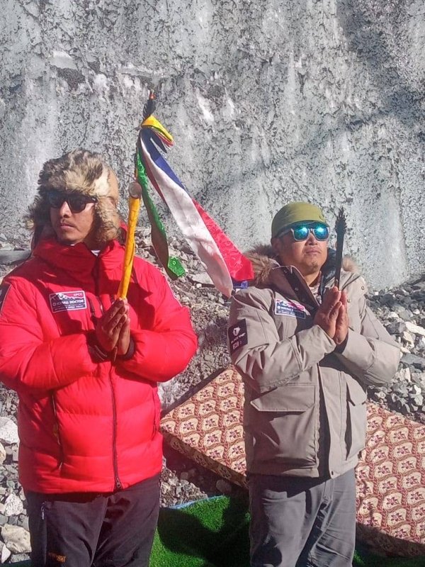 SPCC vice chair, CEO scale Everest