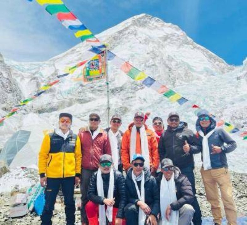 Summit route opens from Nepal side, 10 ascend Everest