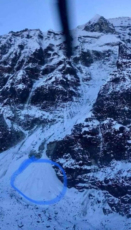 Three French alpinists missing in avalanche near Amadablam