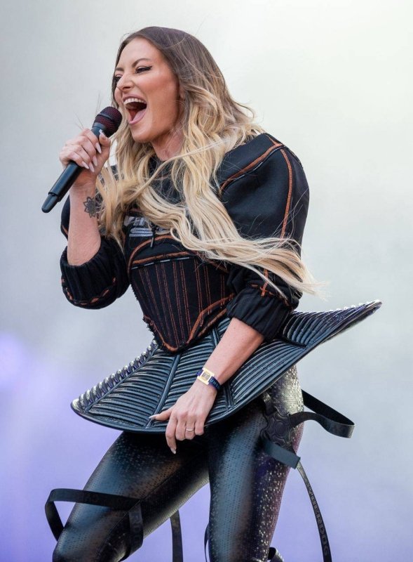 Top Romanian singer Delia embarks on Everest trek