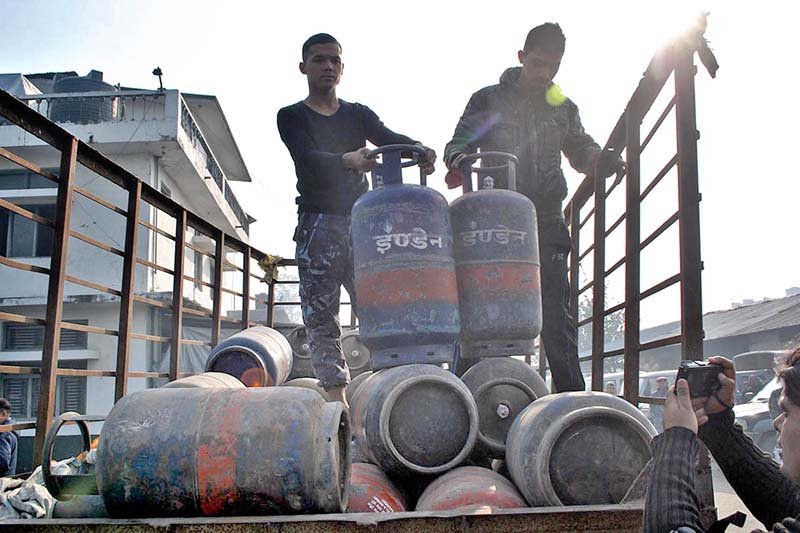 Trader held for cooking gas black marketing