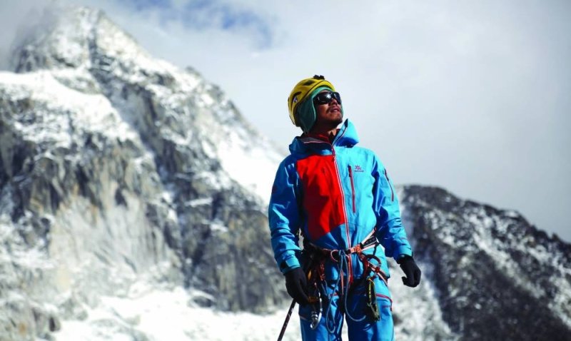 Zhang Hong becomes first blind Chinese man to scale Everest